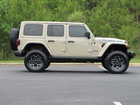 Used 2022 Jeep Wrangler Unlimited Rubicon 4xe w/ Cold Weather Group AWD/4WD image 4
