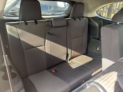 Used 2025 Toyota Highlander LE FWD image 30