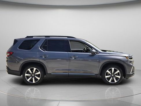 Used 2023 Honda Pilot Elite image 3