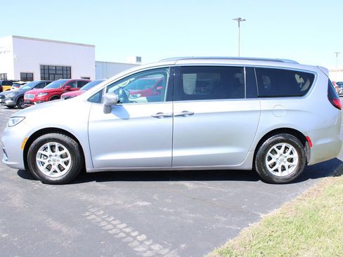 Used 2021 Chrysler Pacifica Touring-L FWD image 4