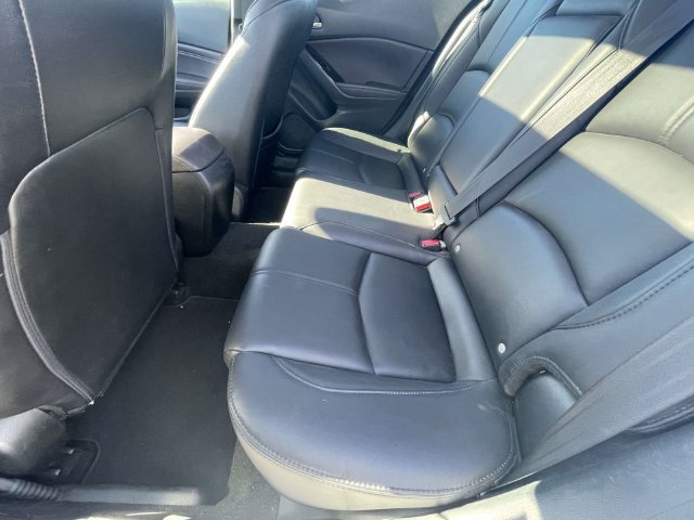 Used 2018 MAZDA MAZDA3 Touring FWD image 12