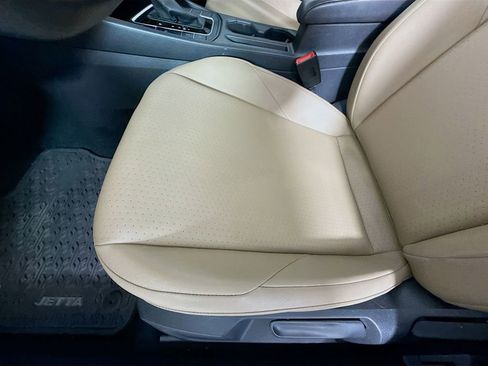 Used 2019 Volkswagen Jetta SE w/ Cold Weather Package image 18