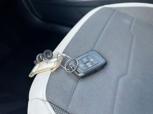 Used 2025 Volkswagen Taos SE image 21