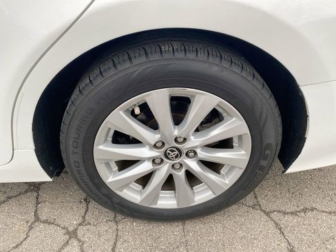 Used 2018 Toyota Camry LE w/ Convenience Package FWD image 2