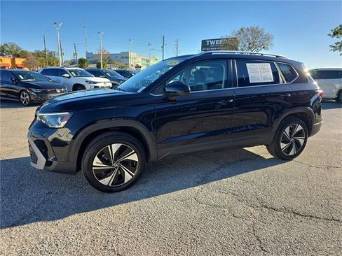 Used 2025 Volkswagen Taos SE w/ Panoramic Sunroof Package image 6