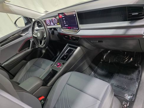 Certified 2025 Volkswagen Tiguan SE w/ Panoramic Sunroof Package image 35