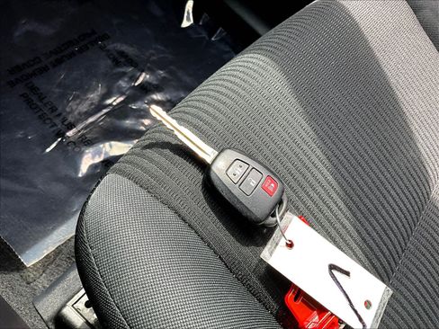 Used 2018 Toyota RAV4 LE w/ All Weather Liner Package AWD/4WD image 32