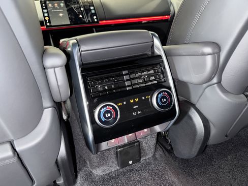 Used 2024 Land Rover Range Rover SE AWD/4WD image 18