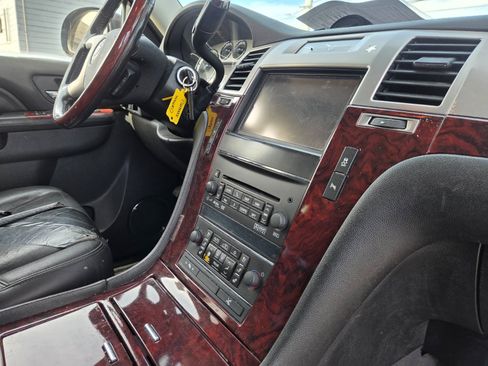 Used 2013 Cadillac Escalade ESV Premium RWD image 15