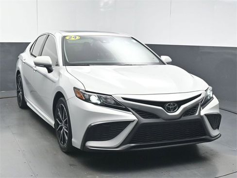 Used 2024 Toyota Camry SE image 3