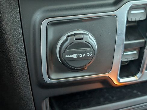 Used 2025 Jeep Wrangler Unlimited Sahara AWD/4WD image 24