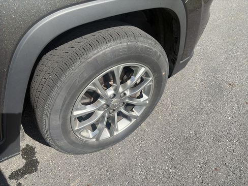 Used 2019 Jeep Cherokee Latitude Plus w/ Comfort/Convenience Group AWD/4WD image 11