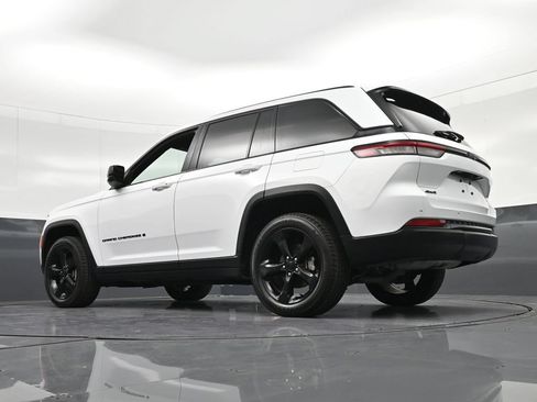 Used 2024 Jeep Grand Cherokee Altitude AWD/4WD image 27