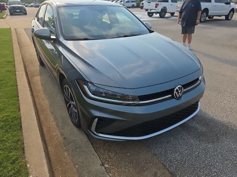 Used 2025 Volkswagen Jetta SE FWD image 8
