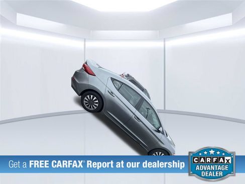 Used 2017 Hyundai Elantra SE w/ Cargo Package FWD image 2