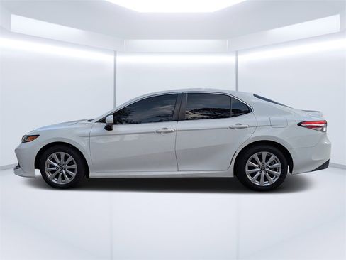 Used 2018 Toyota Camry LE image 6