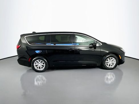 New 2027 Chrysler Pacifica Select FWD image 8