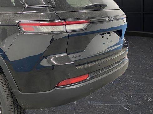 New 2025 Jeep Grand Cherokee Altitude image 35