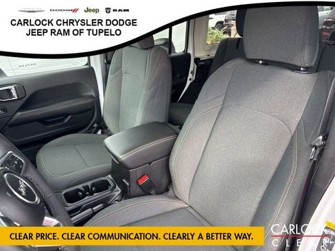 Used 2025 Jeep Wrangler Sahara image 27