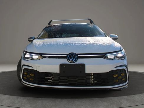 Used 2024 Volkswagen Golf R image 9