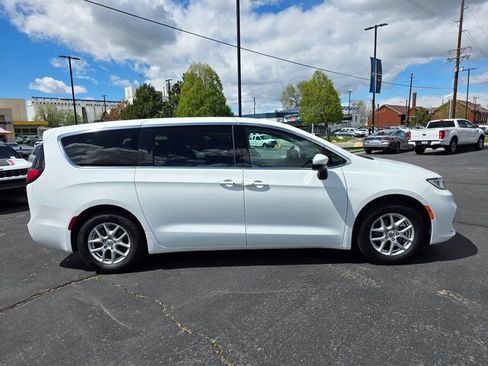 Used 2023 Chrysler Pacifica Touring-L FWD image 2