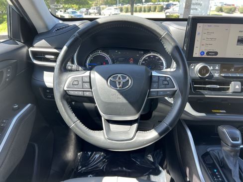 Used 2023 Toyota Highlander Bronze Edition FWD image 16