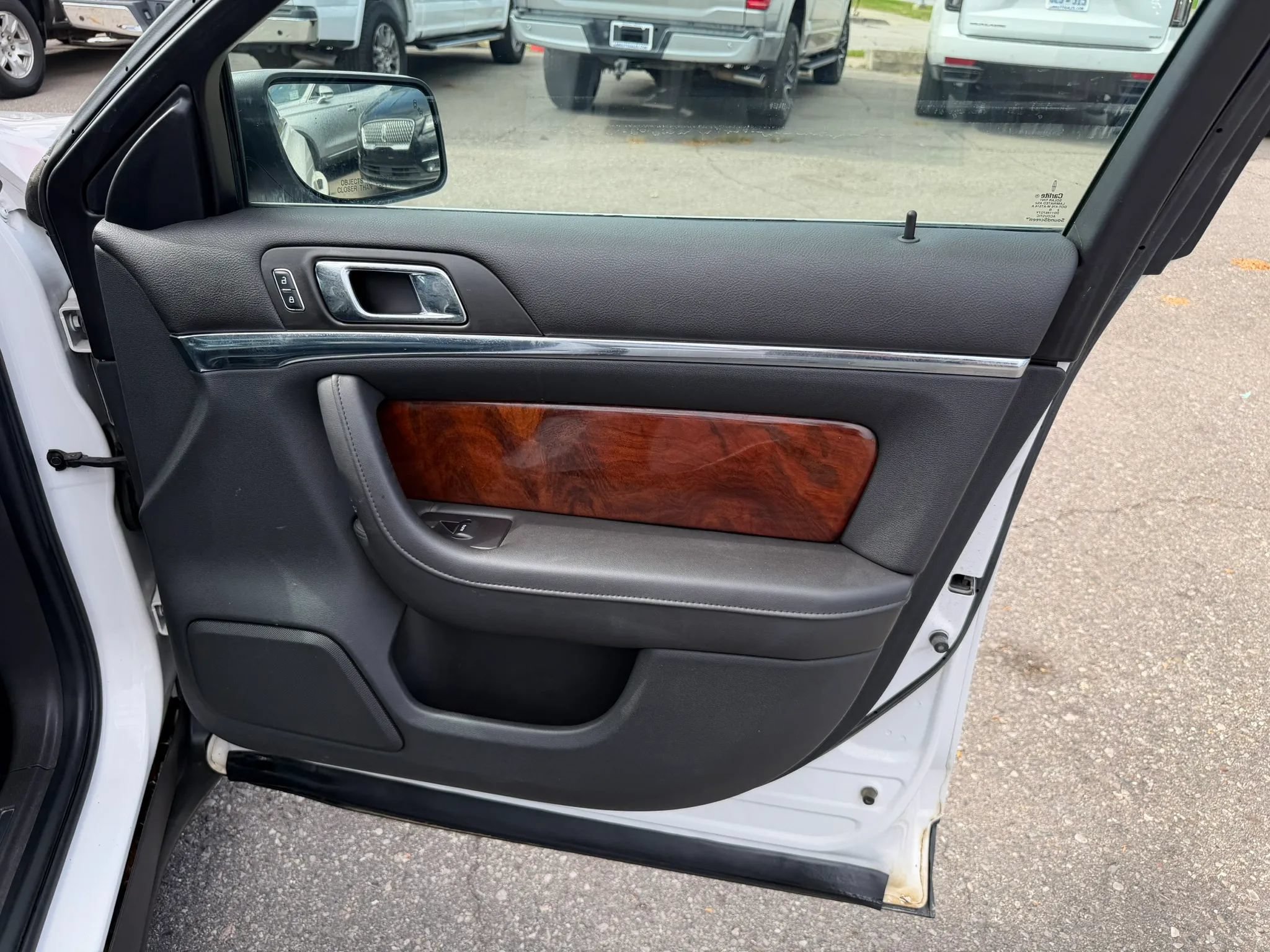 Used 2013 Lincoln MKS AWD image 27