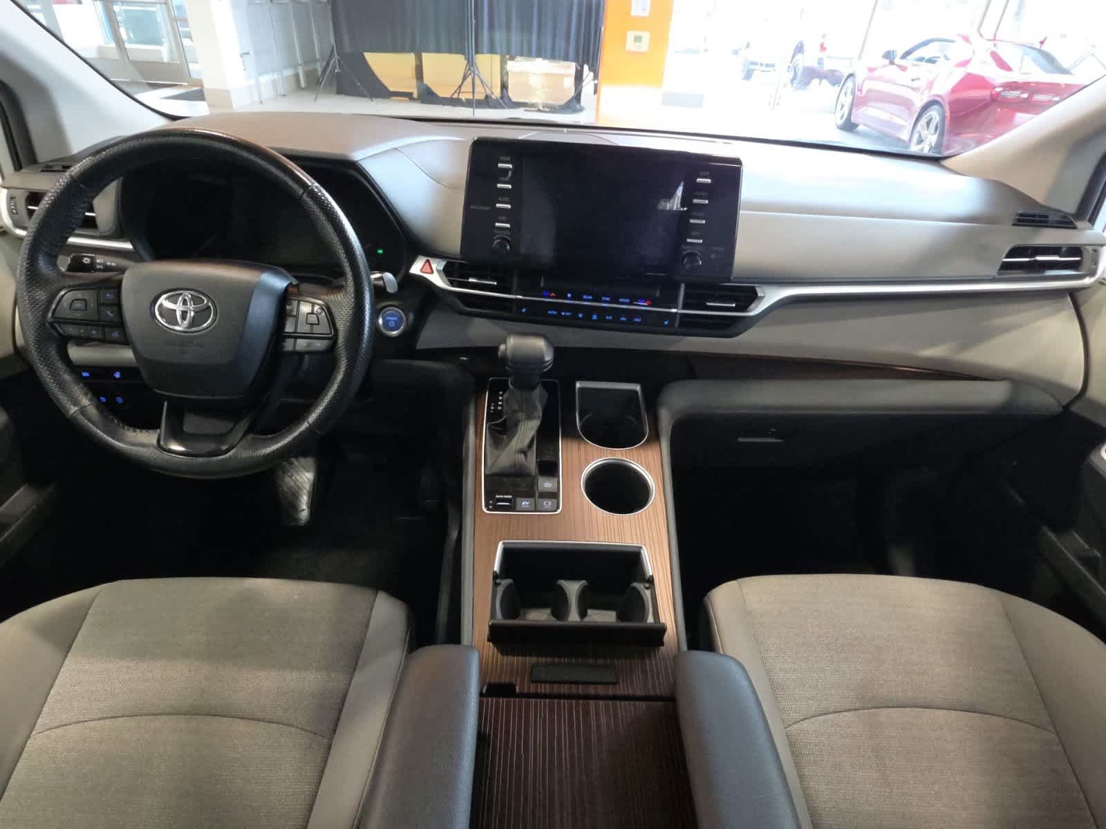 Used 2024 Toyota Sienna AWD image 28