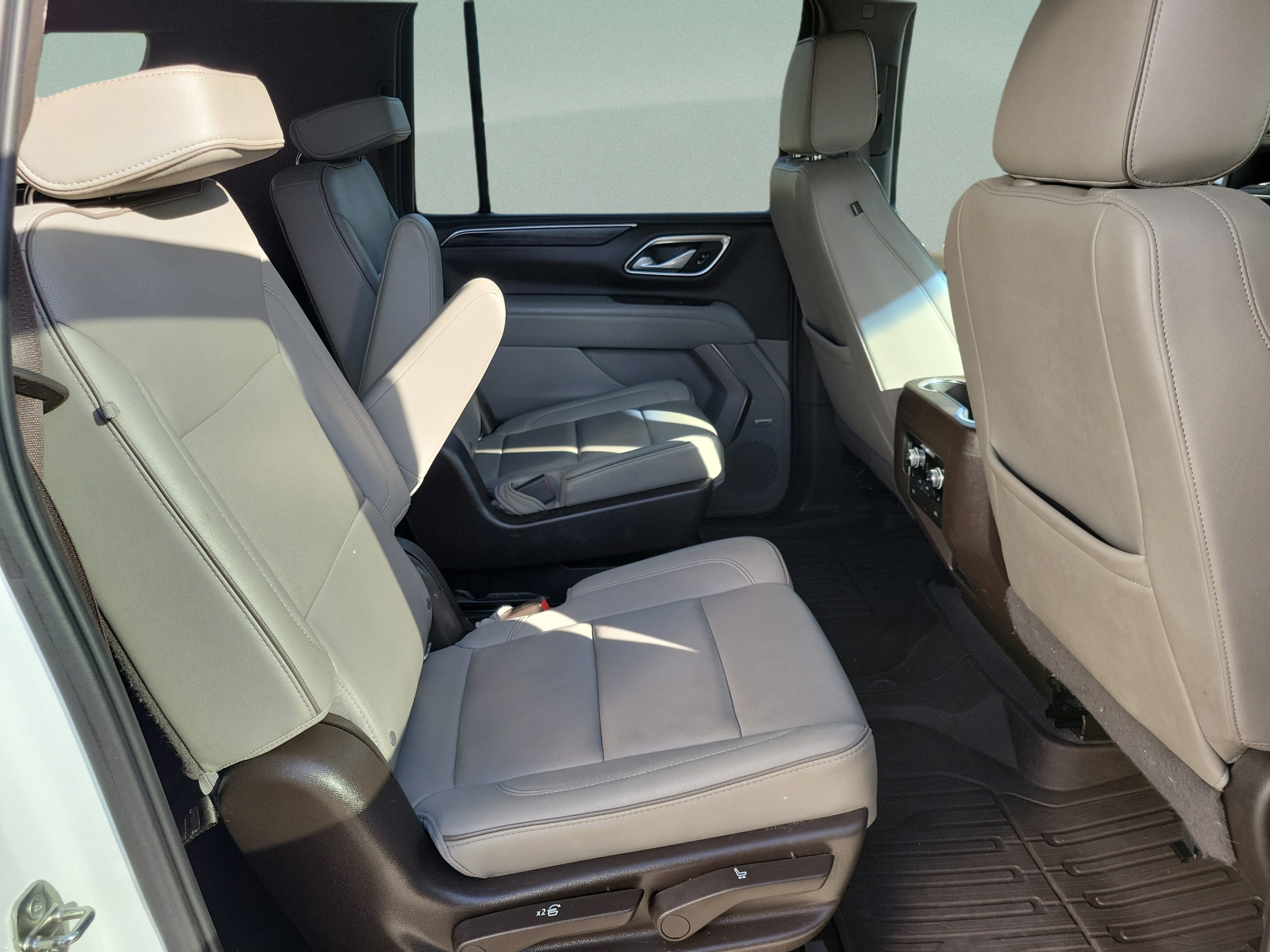 Used 2022 GMC Yukon XL SLT w/ SLT Luxury Package AWD/4WD image 27