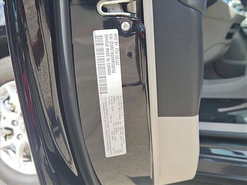 Used 2024 Chrysler Pacifica Touring-L FWD image 21