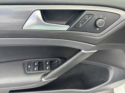 Used 2019 Volkswagen Golf SE FWD image 12