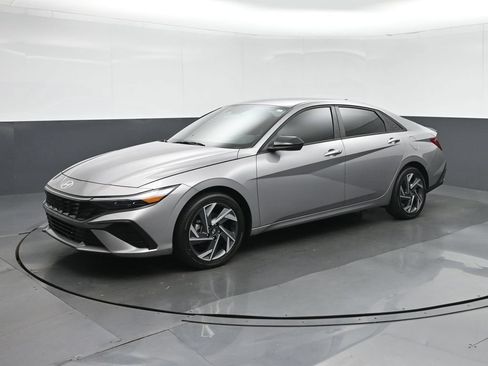 Used 2025 Hyundai Elantra SEL FWD image 3