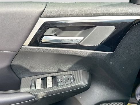 New 2025 Mitsubishi Outlander SE image 9