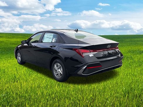 New 2026 Hyundai Elantra SE image 4