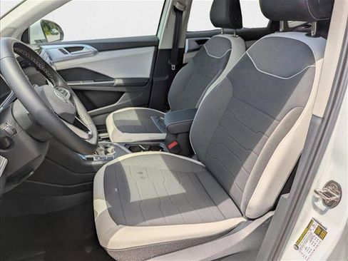 New 2025 Volkswagen Taos SE image 4