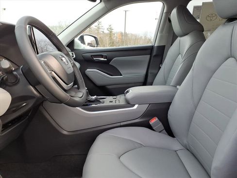 New 2026 Toyota Highlander XLE image 6