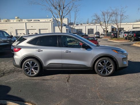 Used 2022 Ford Escape SE w/ SE Sport Appearance Package image 10