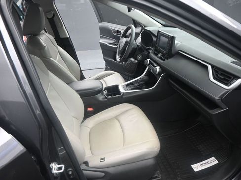 Used 2022 Toyota RAV4 LE image 19