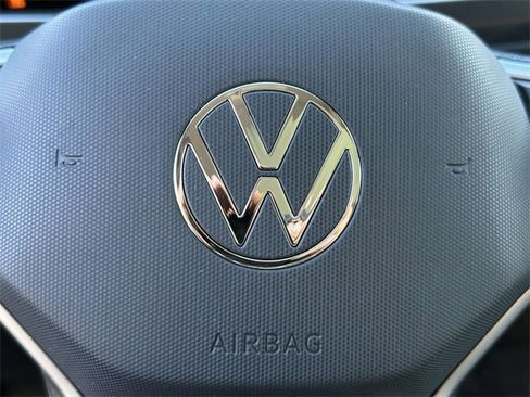 Used 2022 Volkswagen Tiguan SE image 22