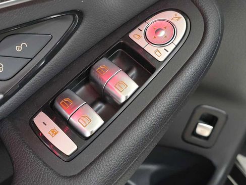 Used 2020 Mercedes-Benz GLC 300 4MATIC image 24