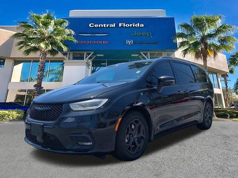 Used 2021 Chrysler Pacifica Touring-L w/ Uconnect Theater Family Group FWD image 9