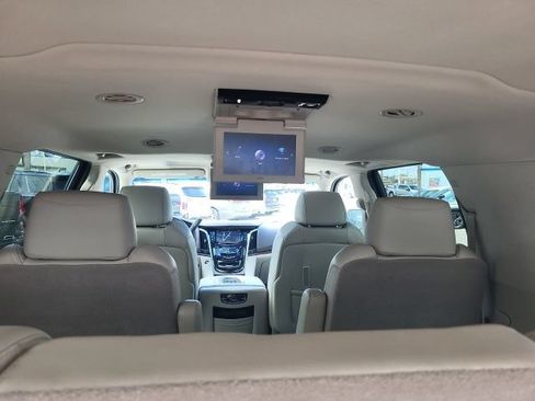 Used 2017 Cadillac Escalade ESV Luxury AWD/4WD image 7