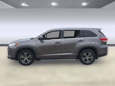 Used 2017 Toyota Highlander LE image 2