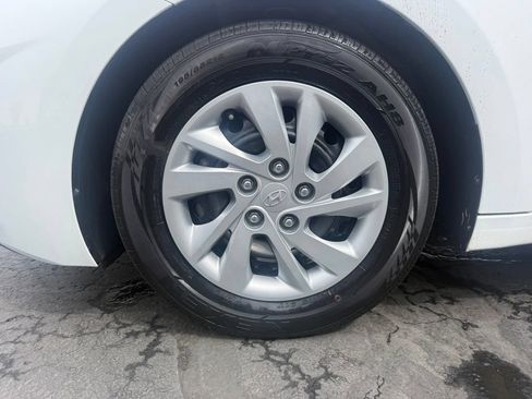 Used 2020 Hyundai Elantra SE w/ Cargo Package (C1) FWD image 18