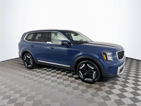 Certified 2023 Kia Telluride EX w/ EX Captain's Chair Package FWD image 3