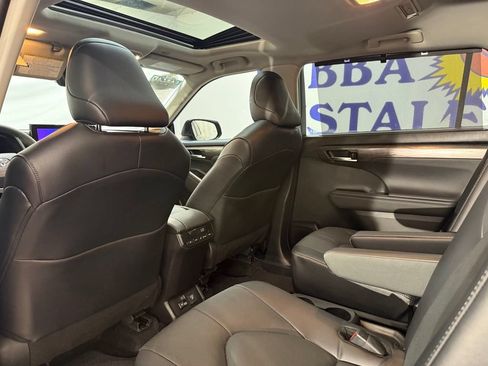 Used 2026 Toyota Highlander Limited AWD/4WD image 16