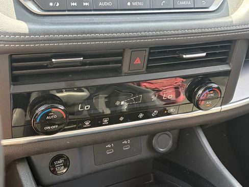 Used 2025 Nissan Rogue SV FWD image 10