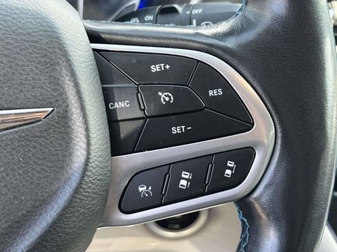 Used 2021 Chrysler Pacifica Touring-L w/ Uconnect Theater Family Group FWD image 22