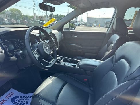 Used 2023 Nissan Pathfinder SL AWD/4WD image 10