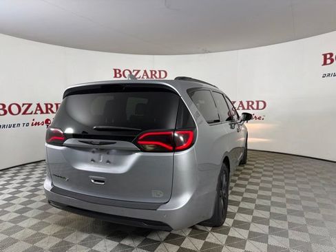 Used 2018 Chrysler Pacifica Touring-L w/ Premium Audio Group FWD image 8